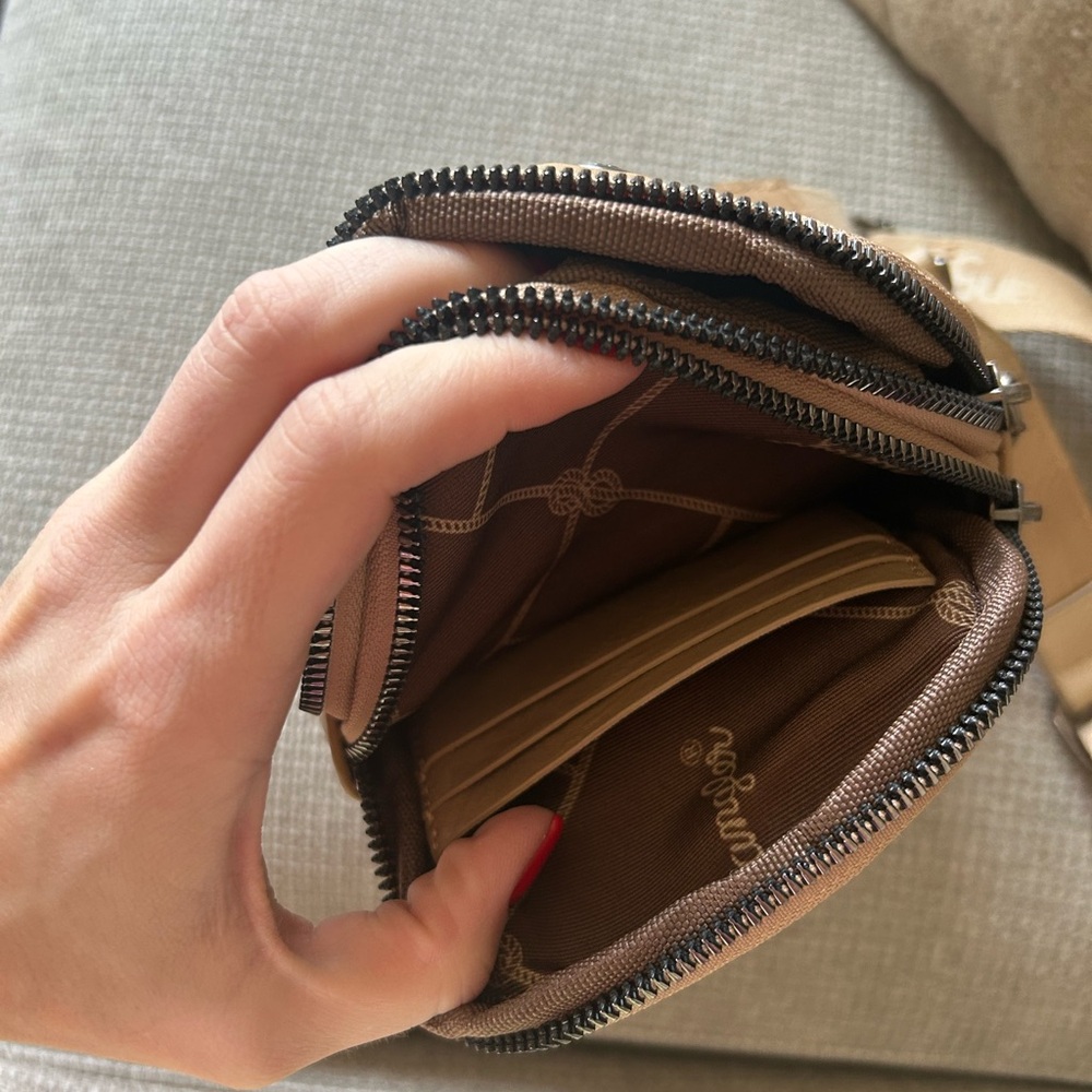 Wrangler Leather Small Crossbody Bag - Picture 3 of 5